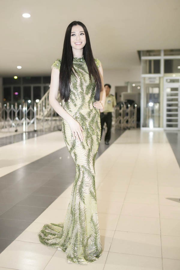Khánh My tôn vòng 3 sexy với đầm xuyên thấu - ảnh 3